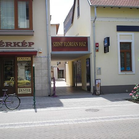 Mediterran Szallas Gyula Exteriör bild