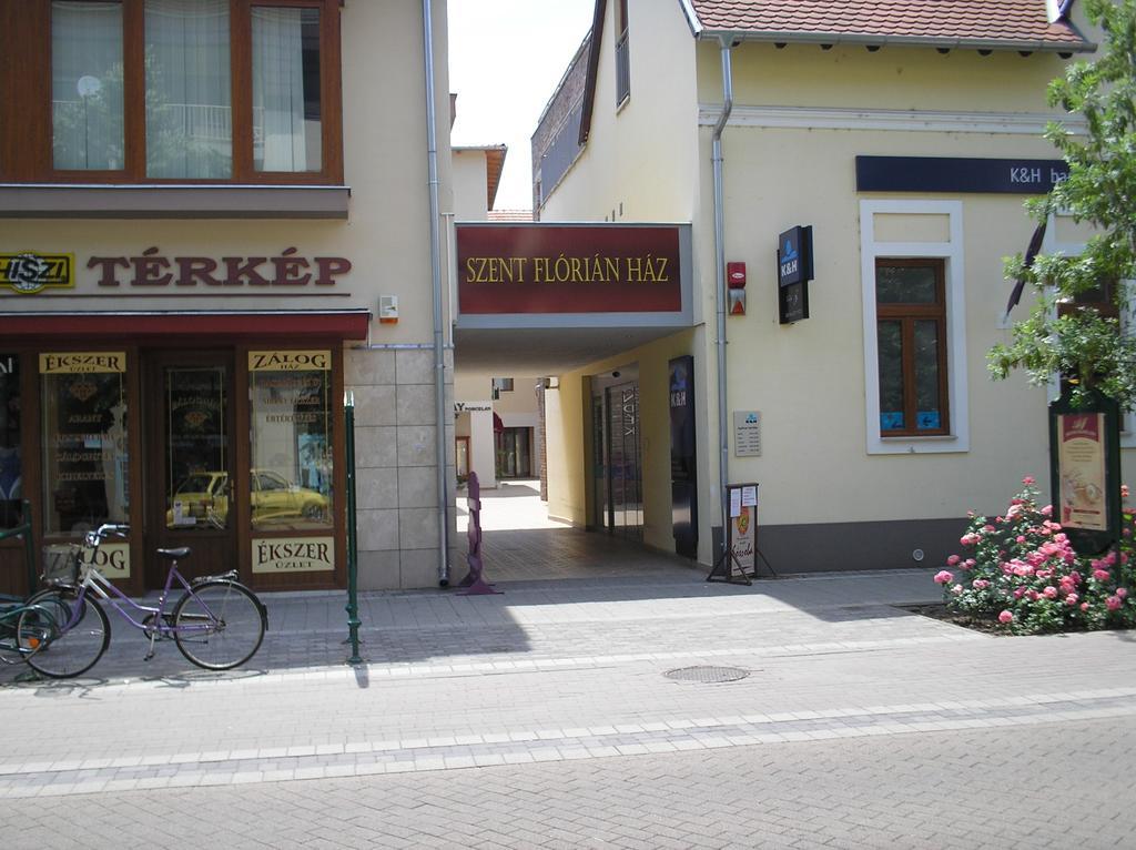 Mediterran Szallas Gyula Exteriör bild