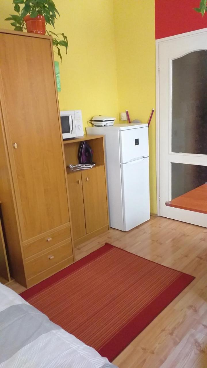 Mediterran Szallas Gyula Exteriör bild